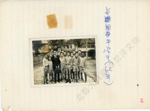 1973年李哲洋與國中學生合影